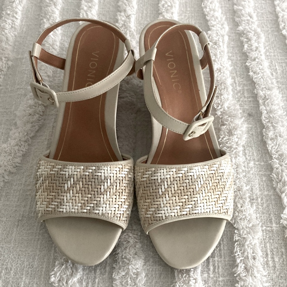COPY - Vionic high heels, size 9 cream with white